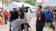 台湾メディアから取材を受ける洪会長（24日）